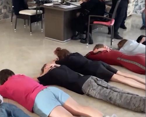 В Ленинградской области правоохранители прекратили вечеринку, тянущую на несколько уголовных статей 