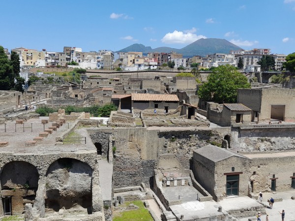 Научная сенсация: удалось прочитать полные фрагменты «непостижимых» древних свитков Геркуланума