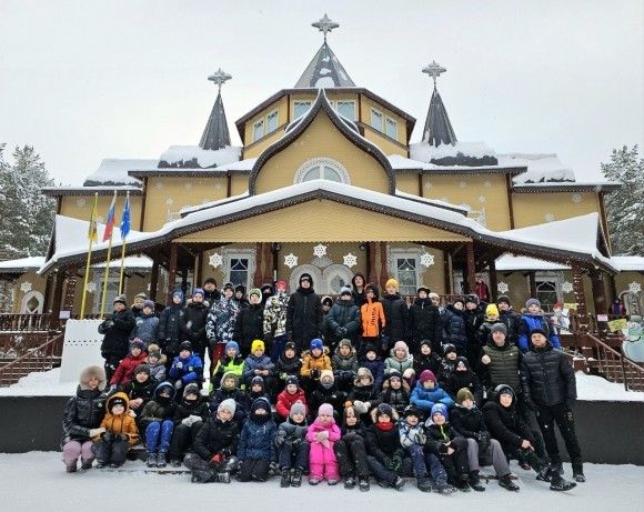 Родина Деда Мороза приняла юных спортсменов, среди которых были дети погибших в зоне СВО  