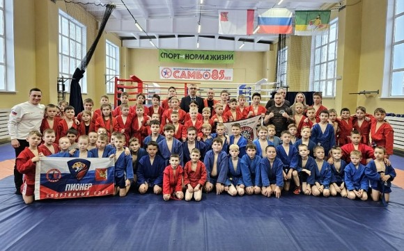 Родина Деда Мороза приняла юных спортсменов, среди которых были дети погибших в зоне СВО  