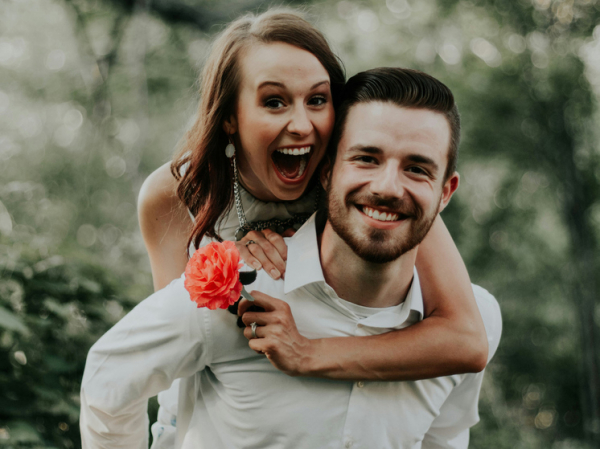 Выявлено необычное воздействие глубокого голоса на любовные отношения