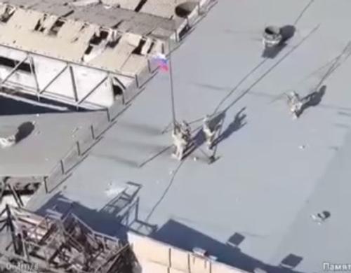 Российский флаг водружён в Авдеевке над Коксохимическим заводом Российский флаг водружён в Авдеевке над Коксохимическим заводом