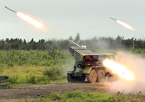 БМ-21 «Град» рассчитан на покрытие площади, опытные бойцы попадают точно в цель БМ-21 «Град» рассчитан на покрытие площади, опытные бойцы попадают точно в цель