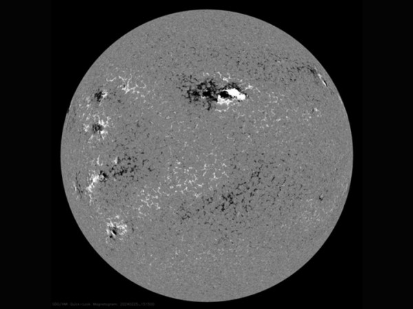 На Солнце образовалось мега-пятно в три раза крупнее диаметра Земли