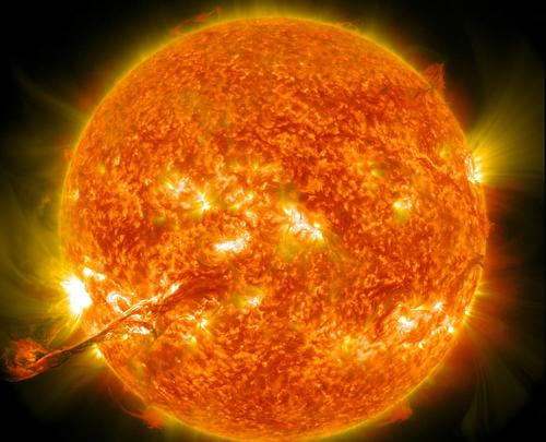 После трех мощных вспышек на Солнце на Земле началась магнитная буря После трех мощных вспышек на Солнце на Земле началась магнитная буря