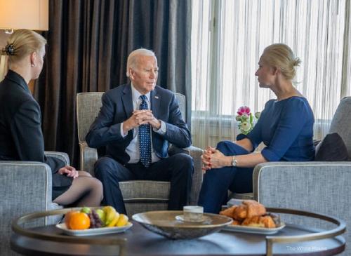 Байден встретился с Юлией и Дарьей Навальными Байден встретился с Юлией и Дарьей Навальными