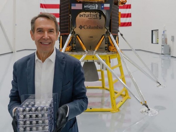 Скульптуры Джеффа Кунса полетели на Луну