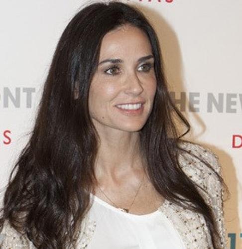 Деми Мур говорит их с больным Брюсом Уиллисом дочерям о ценностях в жизни