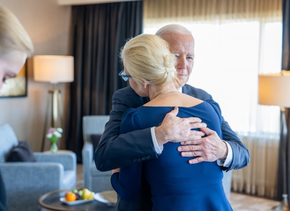 Мужа ещё не похоронили, а вдова уже устраивает вояжи — Юлия Навальная в гостях у Джо Байдена