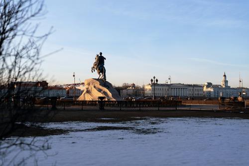 Полицейские разыскивают петербуржца, который осквернил «Медного всадника» Полицейские разыскивают петербуржца, который осквернил «Медного всадника»
