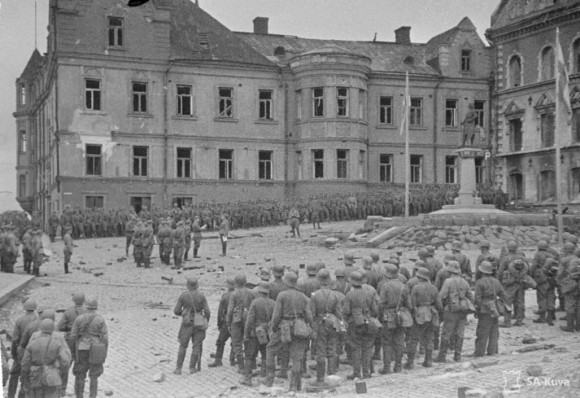 Русский город Выборг и памятник шведскому оккупанту