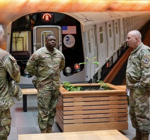 Похоже, война началась в метро Нью-Йорка