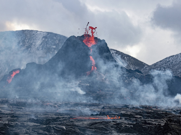 Гигантский столб токсичного газа от извергающегося вулкана разошелся по Европе