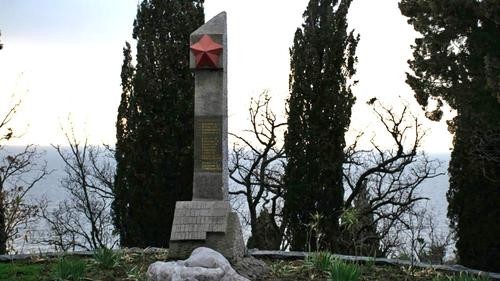 В Ялте парк с воинскими захоронениями вырвали из частных рук В Ялте парк с воинскими захоронениями вырвали из частных рук