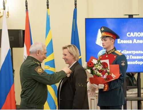 Генерал Горемыкин наградил волонтеров, помогающих фронту  