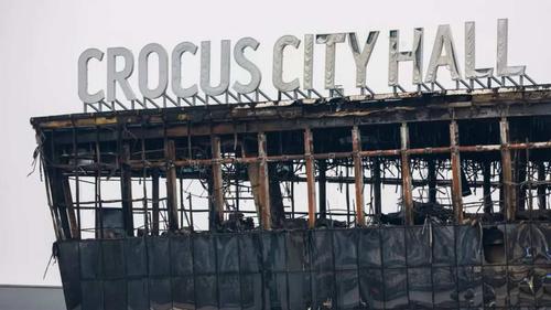 Россияне возмущаются по поводу заявления о восстановлении развлекательного центра на месте потрясшей страну трагедии Россияне возмущаются по поводу заявления о восстановлении развлекательного центра на месте потрясшей страну трагедии