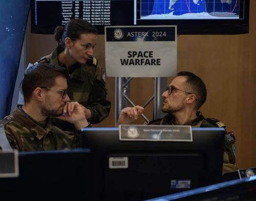 Запад затеял военные игры в Космосе 