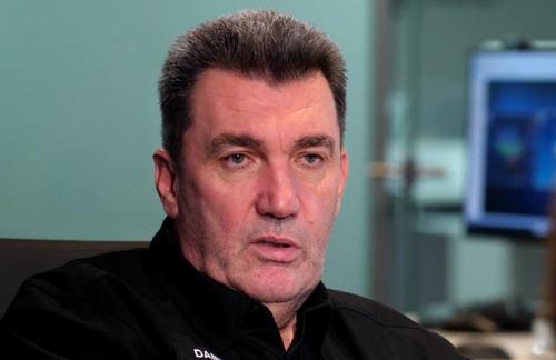 Секретарь СНБО Данилов нецензурно исказил имя китайского спецпосланника Ли Хуэя Секретарь СНБО Данилов нецензурно исказил имя китайского спецпосланника Ли Хуэя