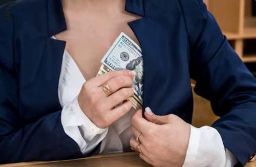 Отставка не спасла от уголовного дела