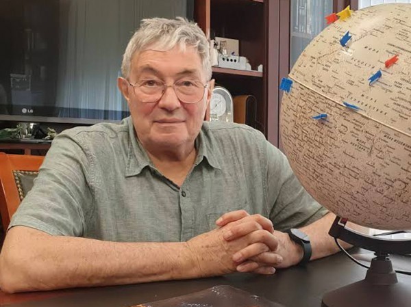 Академик Зеленый рассказал про запуск двух одинаковых аппаратов на разные полюса Луны