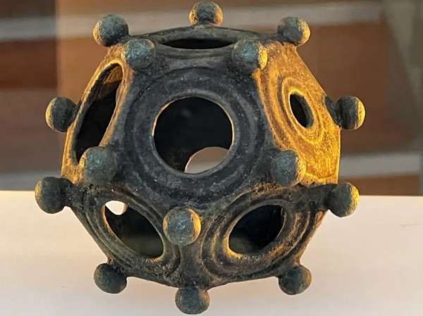 «Великая тайна»: ученых озадачил найденный археологами-любителями загадочный древний артефакт