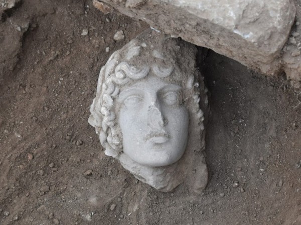 Студенты откопали редкую мраморную голову Аполлона