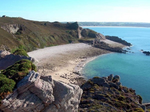 Таинственный кратер с деревней внутри обнаружили на западе Франции