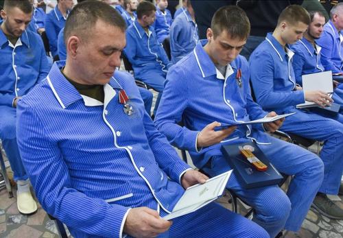 Раненые военные в госпитале получают дипломы, награды и жильё Раненые военные в госпитале получают дипломы, награды и жильё