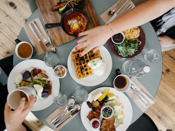 Новое исследование показало: друзья могут защитить от стрессового переедания
