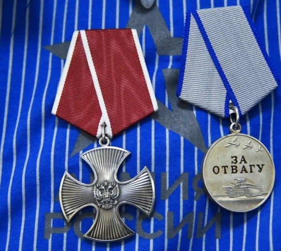 Раненые военные в госпитале получают дипломы, награды и жильё Раненые военные в госпитале получают дипломы, награды и жильё