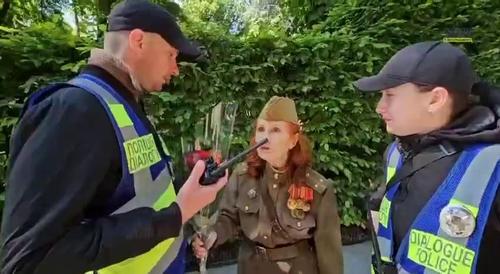 9 мая на Украине глумятся над людьми, чтящими героев Великой Отечественной 9 мая на Украине глумятся над людьми, чтящими героев Великой Отечественной