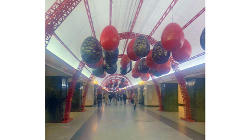 В преддверии Пасхи московское метро обвесили яйцами В преддверии Пасхи московское метро обвесили яйцами