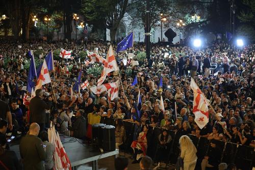 Протестующие против закона об иноагентах в Тбилиси сожгли российский флаг Протестующие против закона об иноагентах в Тбилиси сожгли российский флаг