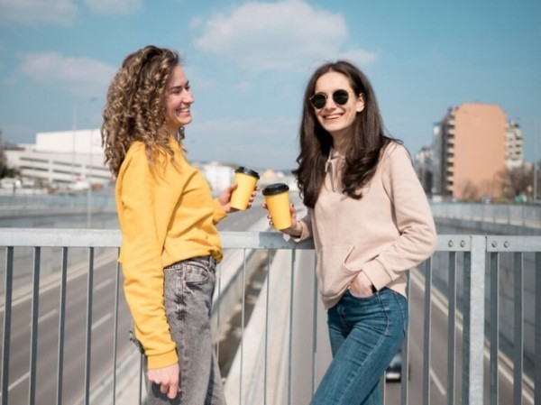 Названы главные качества идеального друга: отдавать долги