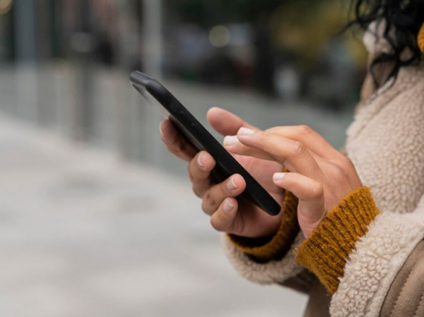 Названо неожиданное воздействие мобильного телефона на когнитивные способности мозга