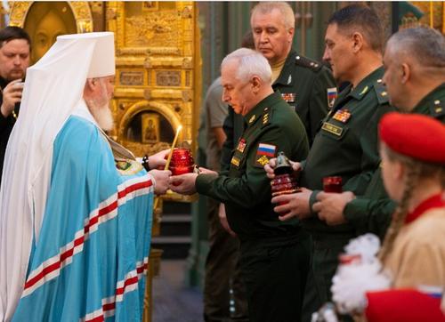 Частицу пламени Вечного огня доставили из Санкт-Петербурга в Главный храм ВС РФ Частицу пламени Вечного огня доставили из Санкт-Петербурга в Главный храм ВС РФ