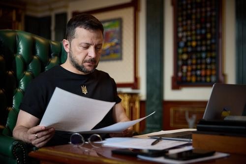 Меркурис: Зеленский покидает Украину из-за тяжелой обстановки в Киеве Меркурис: Зеленский покидает Украину из-за тяжелой обстановки в Киеве