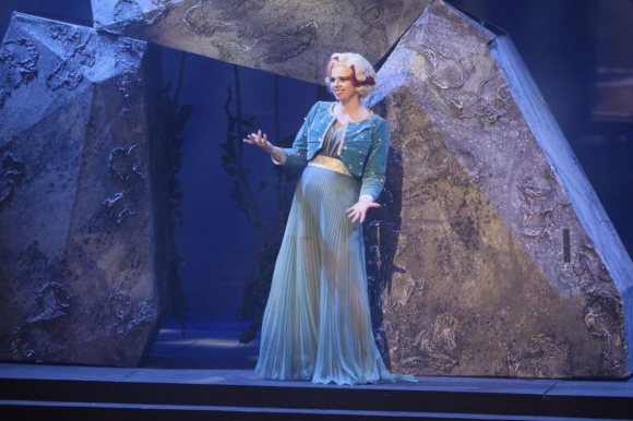 Опера смотрится в зеркало Опера смотрится в зеркало