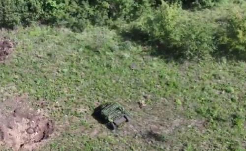 Колесные дроны кормят солдат на передовой Колесные дроны кормят солдат на передовой