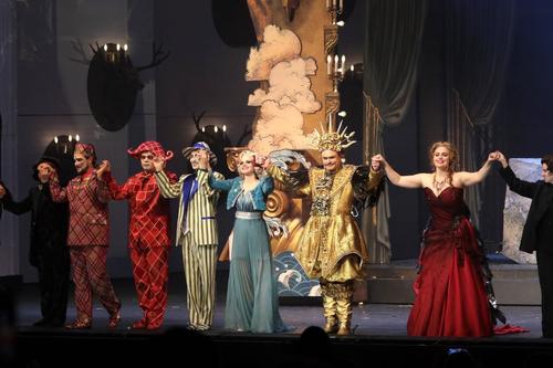 Опера смотрится в зеркало Опера смотрится в зеркало