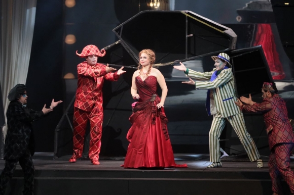 Опера смотрится в зеркало Опера смотрится в зеркало