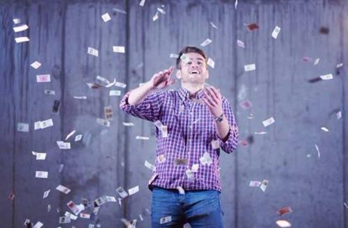 Денег куры не клюют: почему во время СВО бюджетные миллионы спускаются на гонорары певцам?