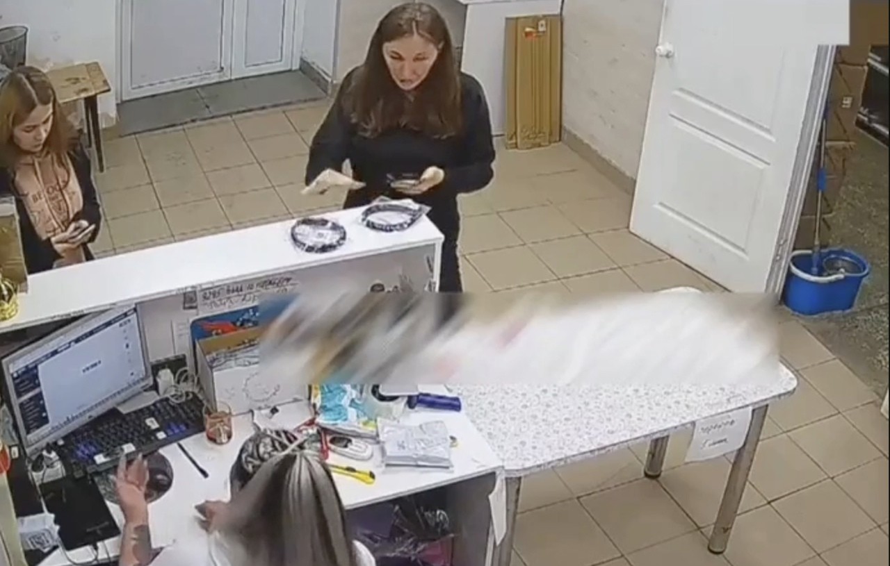 Сотрудница пункта выдачи заказов