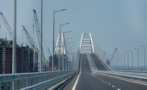На Крымский мост выстроилась очередь более чем из тысячи автомобилей На Крымский мост выстроилась очередь более чем из тысячи автомобилей