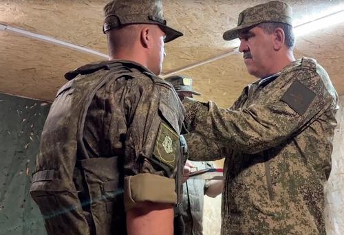 В зоне СВО наградили отличившихся военнослужащих В зоне СВО наградили отличившихся военнослужащих