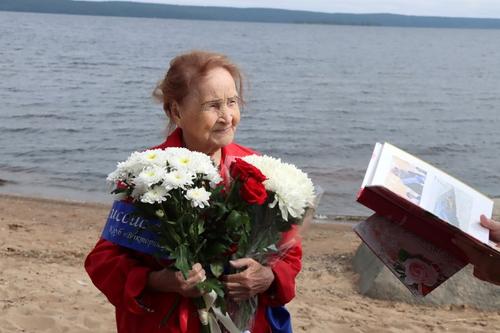 Пенсионерка отпраздновала своё 99-летие заплывом в Онежском озере Пенсионерка отпраздновала своё 99-летие заплывом в Онежском озере