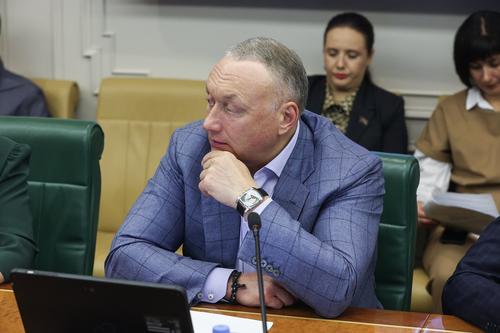 Страница сенатора Савельева, обвиняемого в заказе убийства, пропала с сайта «ЕР» Страница сенатора Савельева, обвиняемого в заказе убийства, пропала с сайта «ЕР»