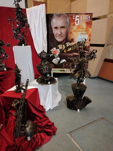 В Ярославле открылась выставка арт-роковых изделий из снарядных гильз и военного металла В Ярославле открылась выставка арт-роковых изделий из снарядных гильз и военного металла