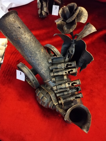 В Ярославле открылась выставка арт-роковых изделий из снарядных гильз и военного металла В Ярославле открылась выставка арт-роковых изделий из снарядных гильз и военного металла