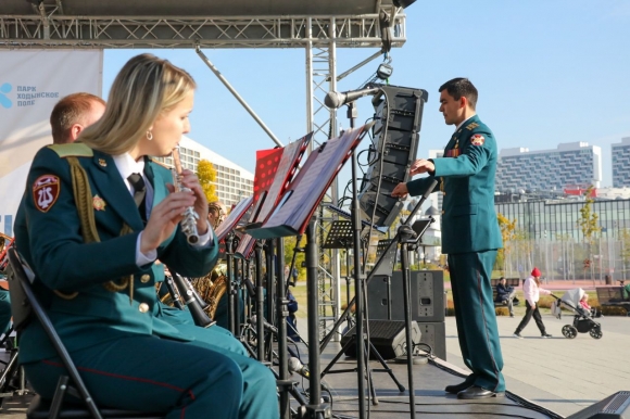 Военные музыканты Росгвардии исполнили популярные композиции в честь Дня отца Военные музыканты Росгвардии исполнили популярные композиции в честь Дня отца